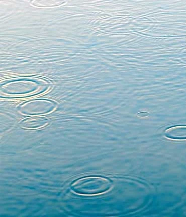 Regenwasser auf einer ruhigen Wasseroberfläche